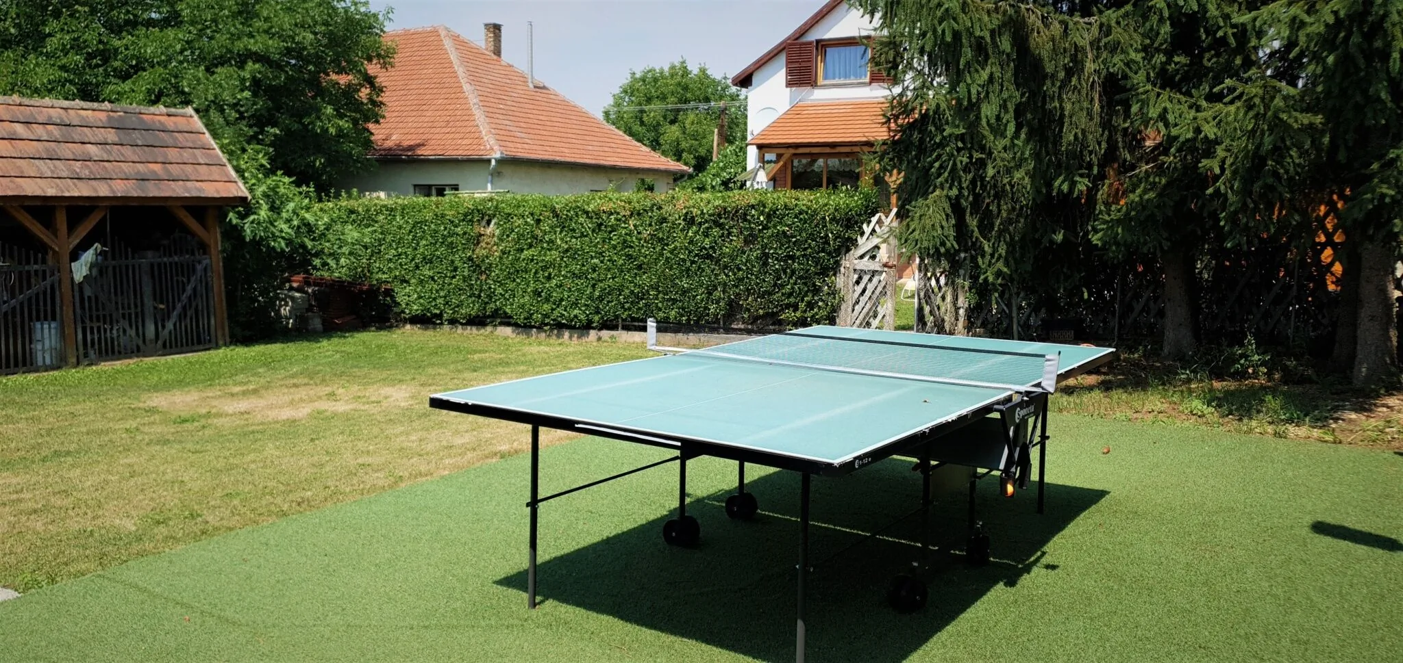 Pingpongasztal a vendégház kertjében